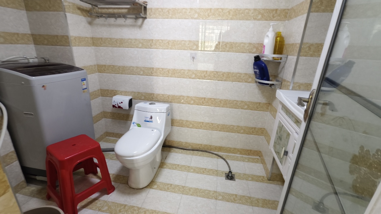 滨江财富中心  3室2厅2卫   1300.00元/月