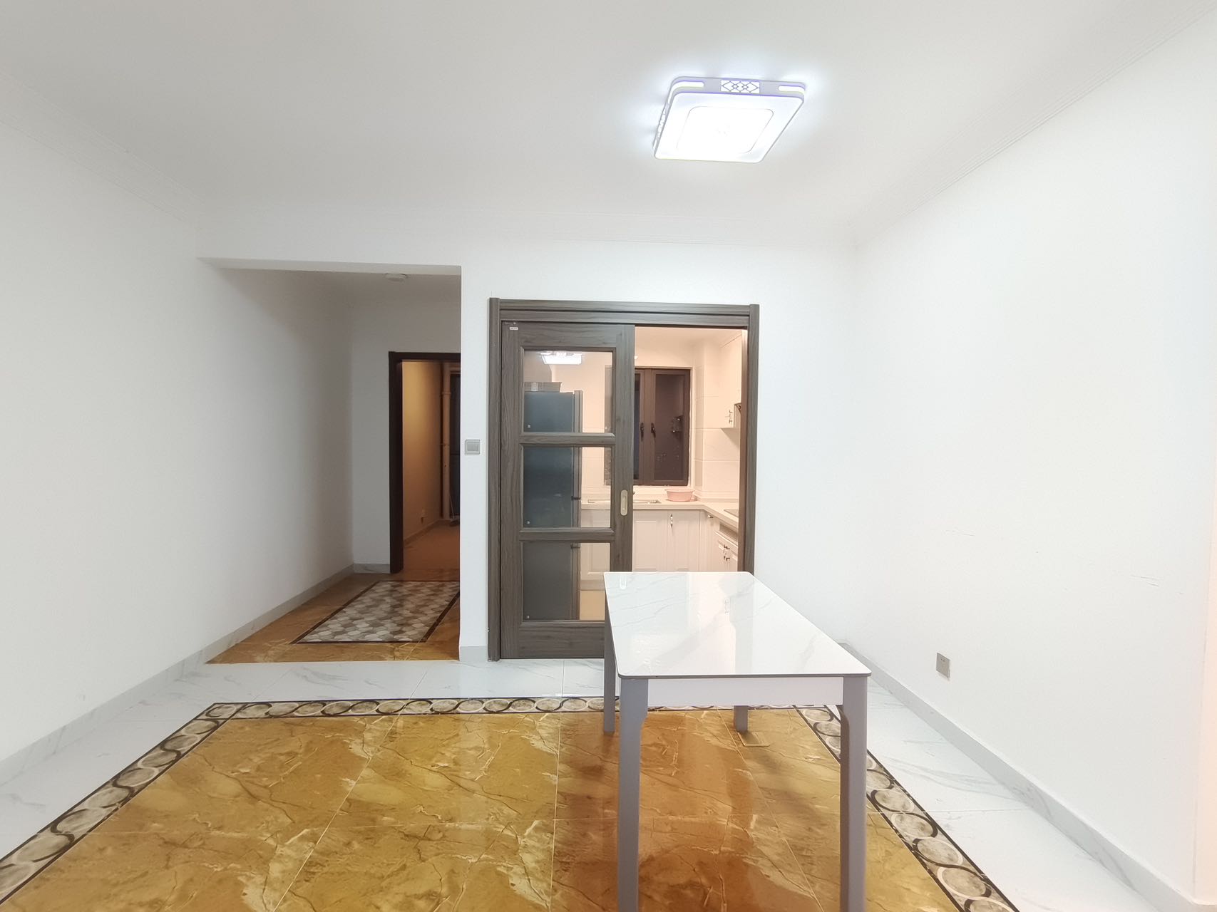 碧桂园梓山府 4室2厅2卫 2300.0元/月 碧桂园梓山府 4室2厅2卫 2300.0元/月室内图