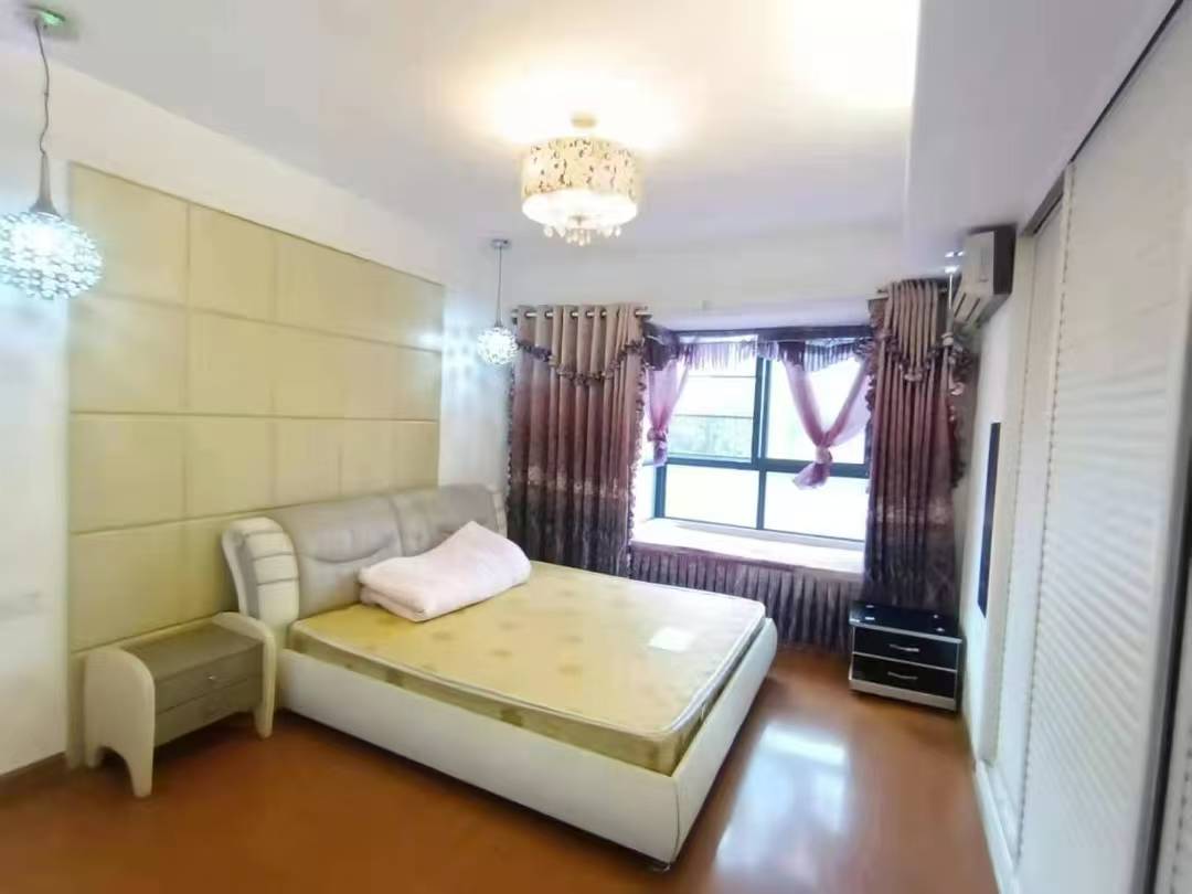 香格里拉 3室1厅2卫 1900.0元/月 香格里拉 3室1厅2卫 1900.0元/月室内图