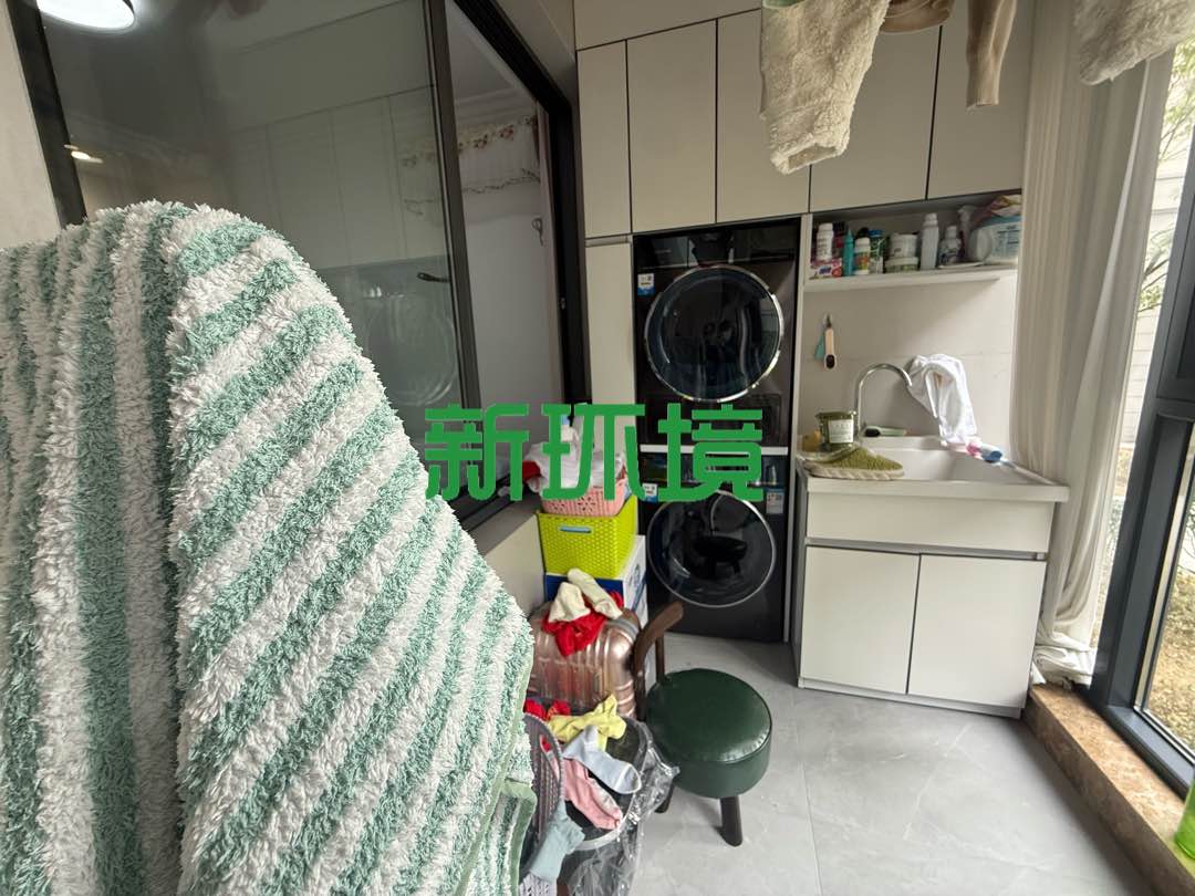 荣盛花语书院  3室2厅2卫   88.00万客厅