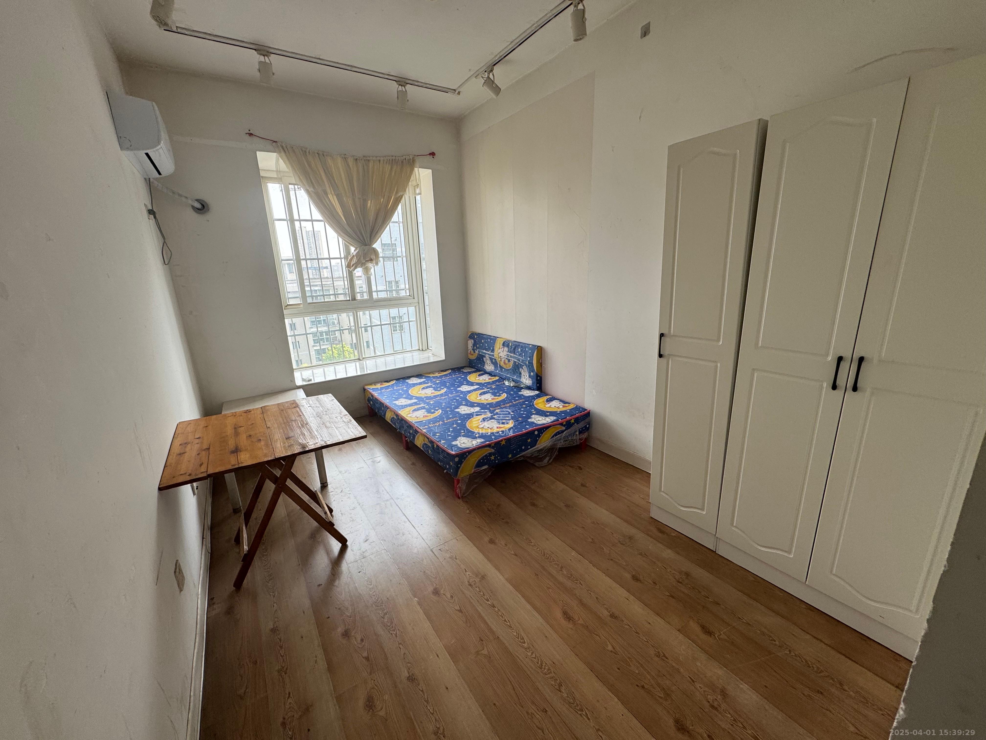 鑫天鑫城  4室2厅1卫    2400.0元/月 鑫天鑫城  4室2厅1卫    2400.0元/月室内图