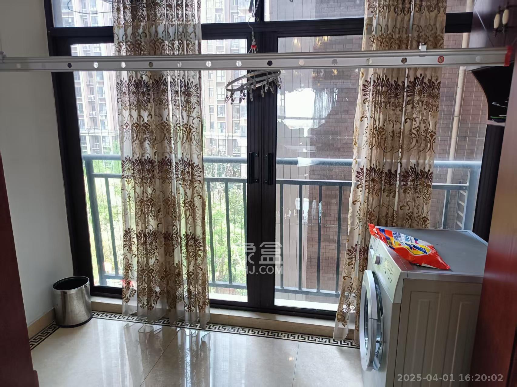 水岸世景  4室2厅2卫   2800.00元/月室内图