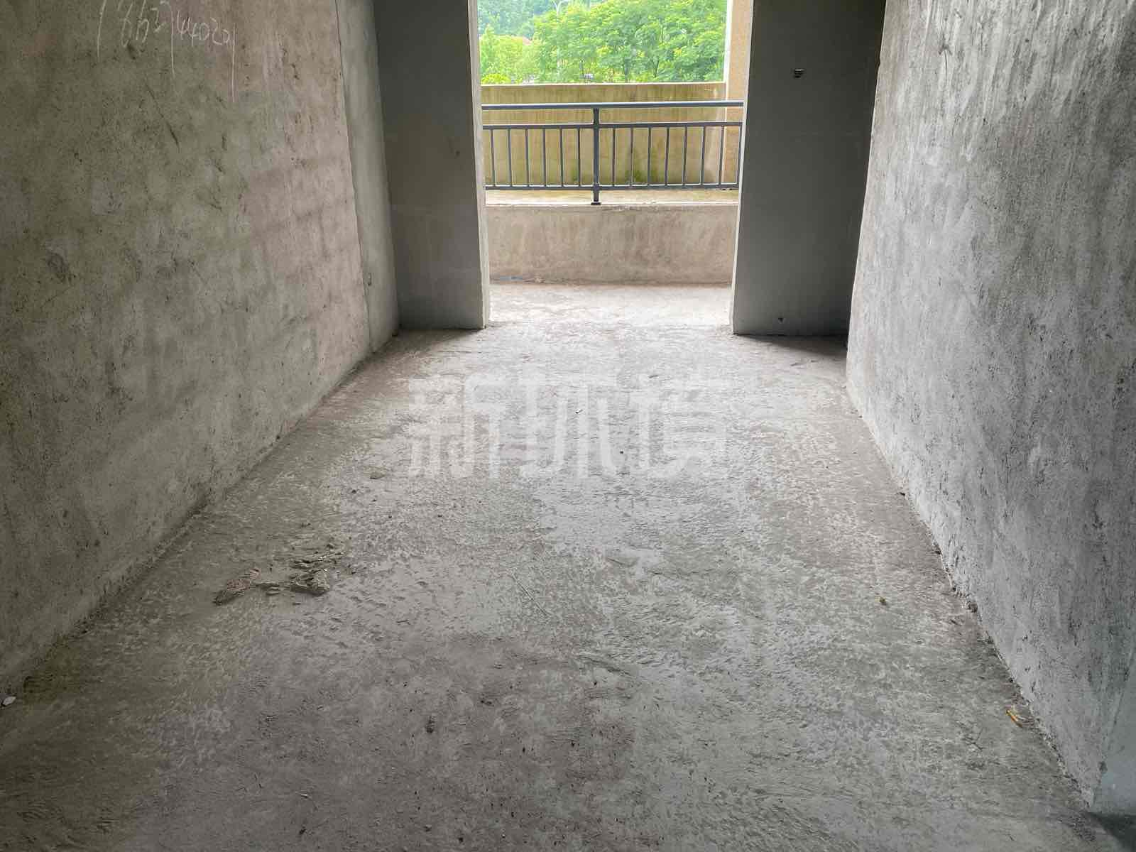 丽景水苑  4室2厅2卫   84.50万客厅