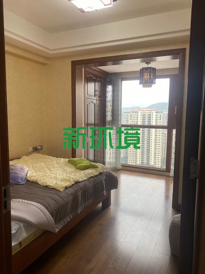 东岳新外滩  3室2厅2卫   89.80万客厅
