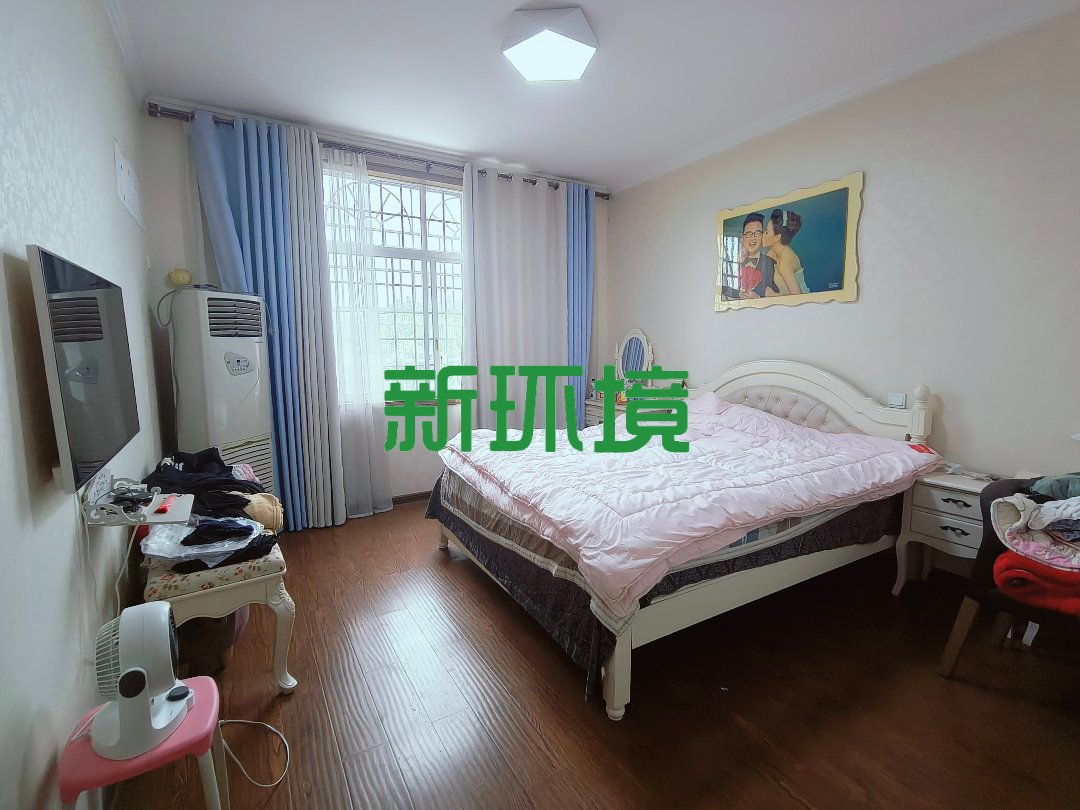 紫云小区  4室2厅2卫   66.50万客厅