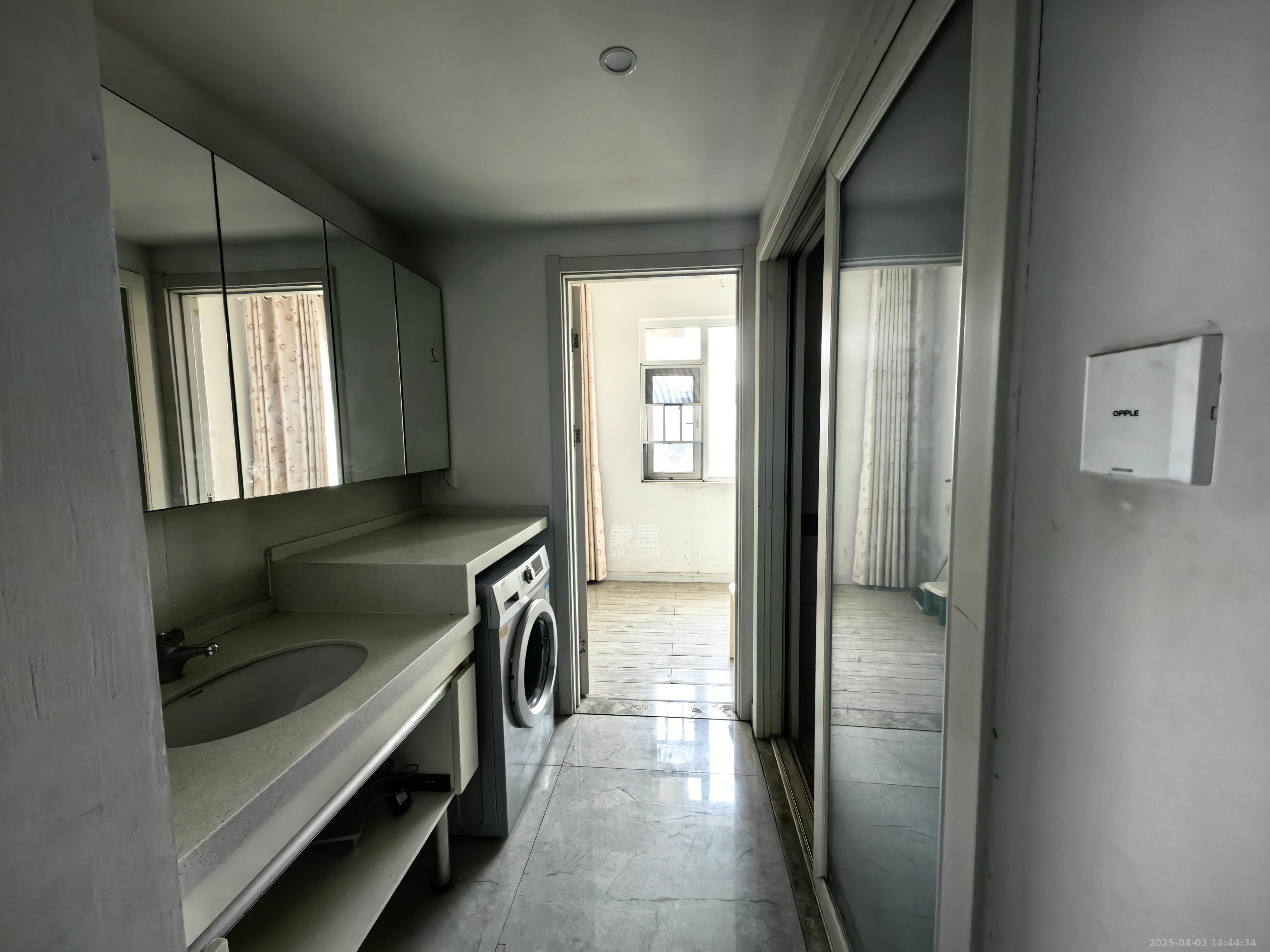 三一街区 3室1厅1卫 1600.0元/月 三一街区 3室1厅1卫 1600.0元/月室内图