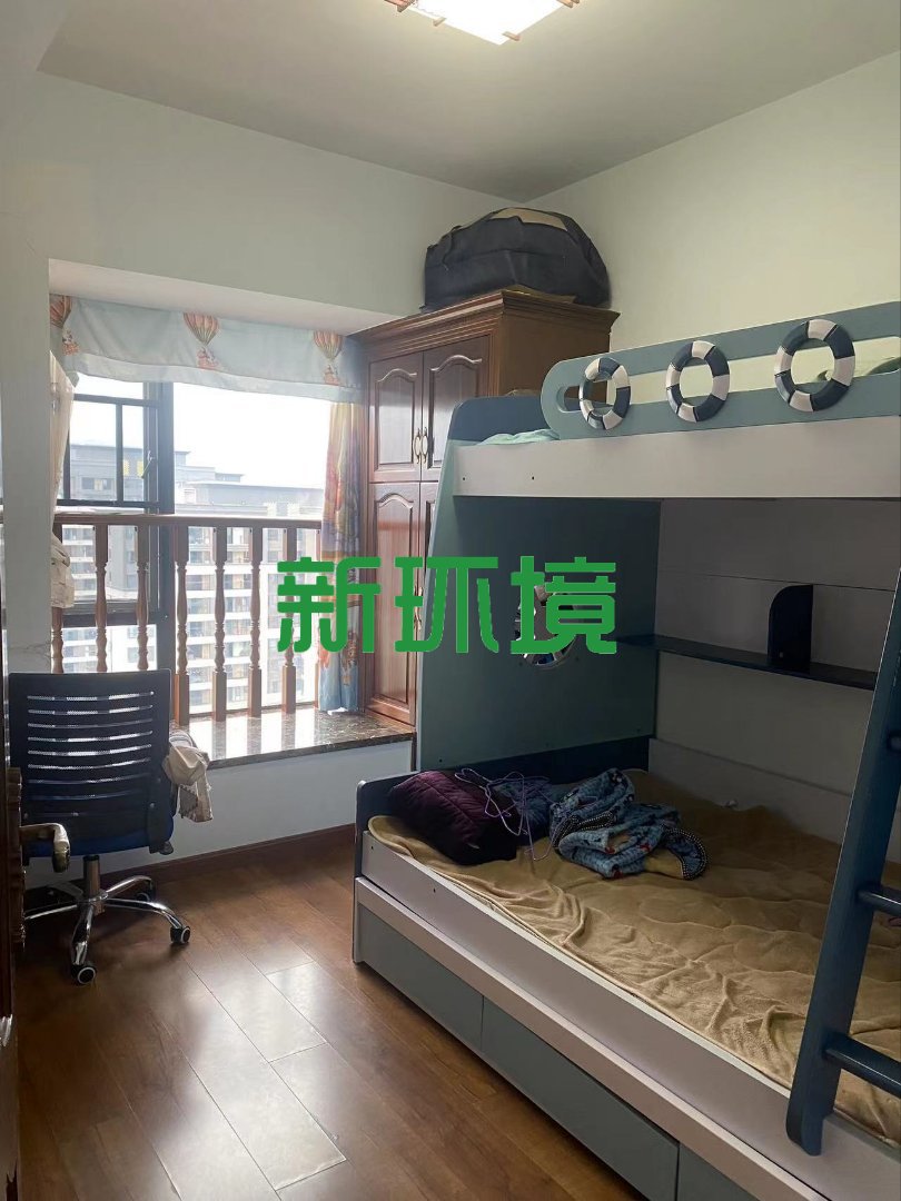 东岳新外滩  3室2厅2卫   89.80万客厅