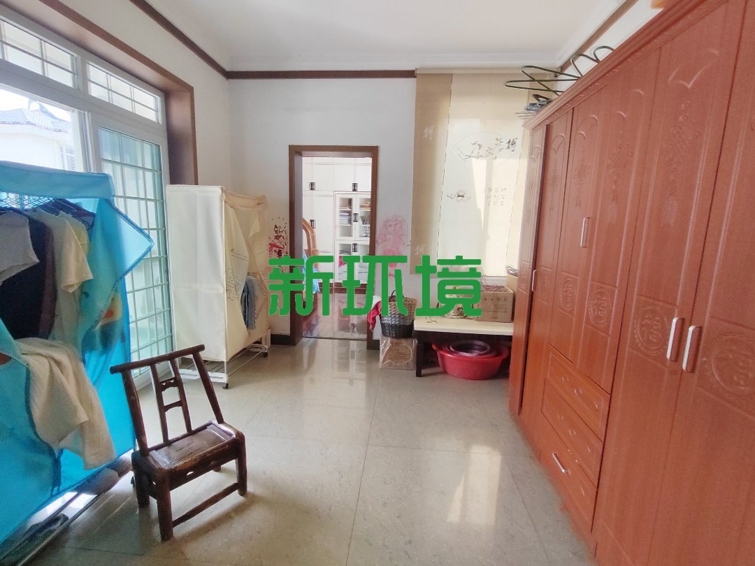 月亮湾一期  5室2厅2卫   220.00万客厅