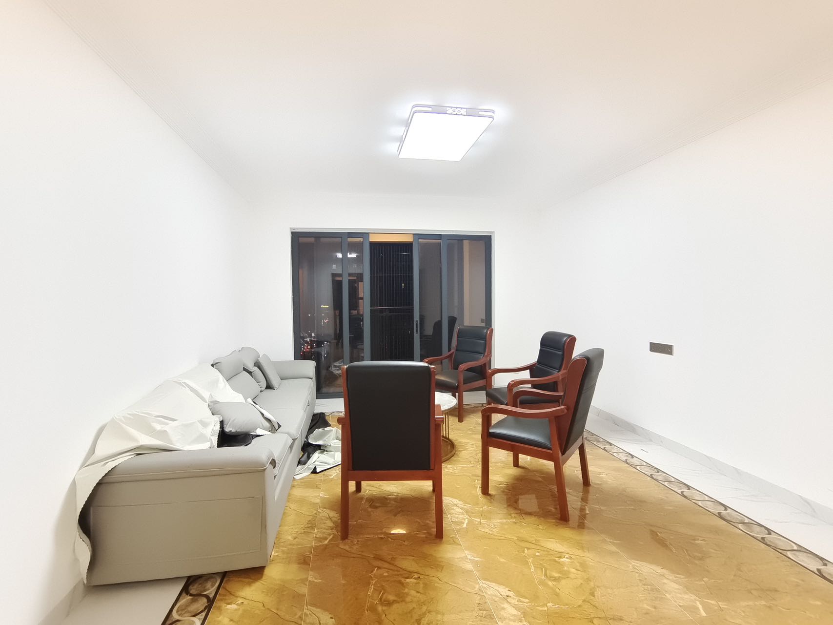 碧桂园梓山府 4室2厅2卫 2300.0元/月 碧桂园梓山府 4室2厅2卫 2300.0元/月室内图