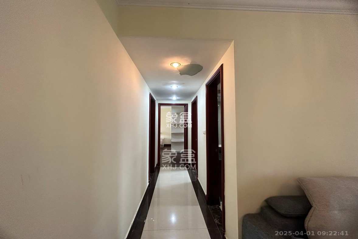 恒大翡翠华庭  3室2厅1卫    2400.0元/月 恒大翡翠华庭  3室2厅1卫    2400.0元/月室内图