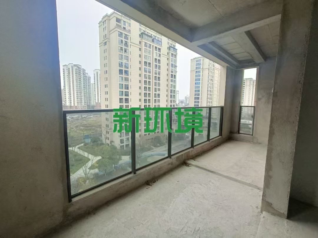 江与城 4室2厅2卫 180.0万 江与城 4室2厅2卫 180.0万客厅