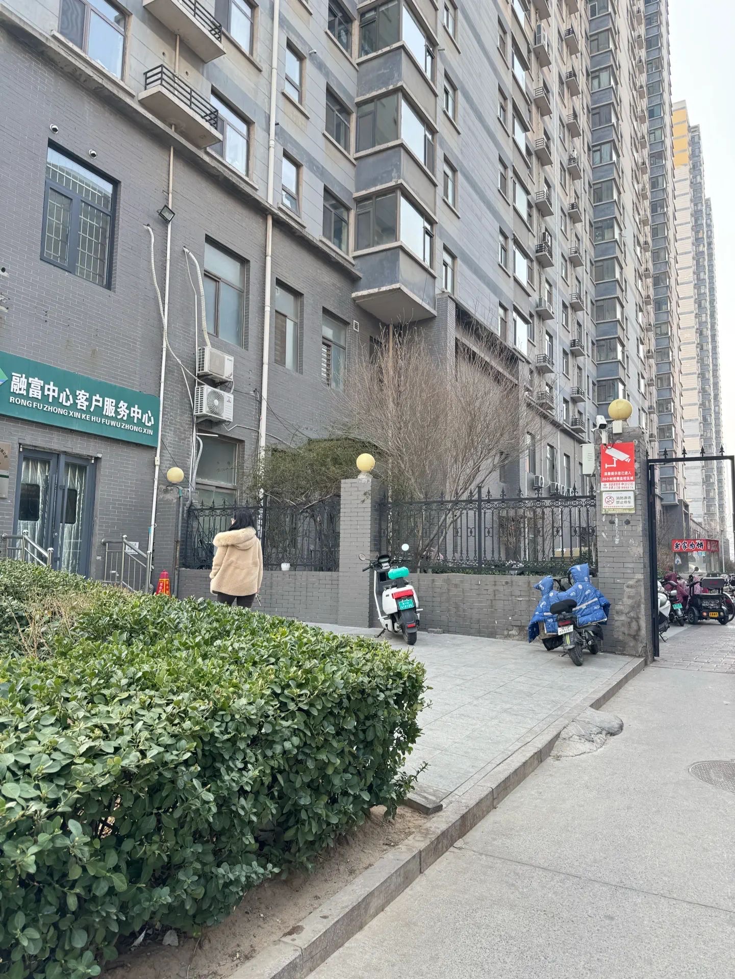 融富中心A区  4室2厅2卫   85.00万客厅