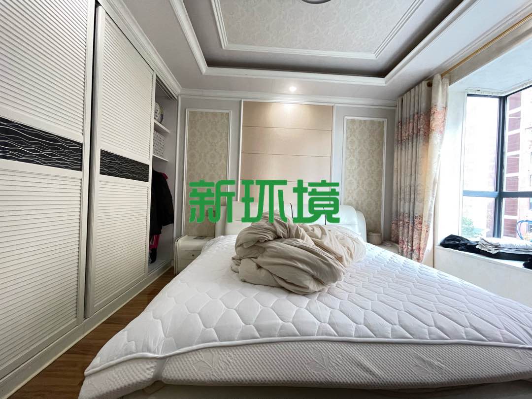 东方明珠  3室2厅2卫   66.80万客厅