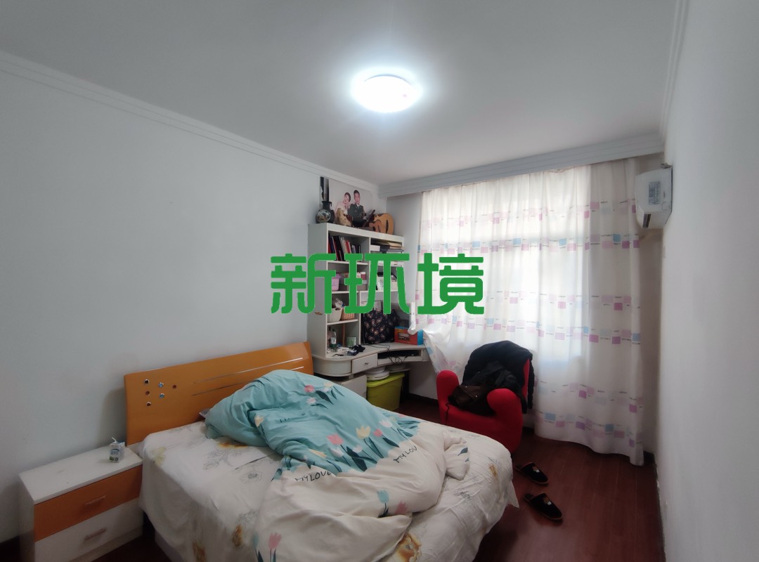 市委四号院  3室2厅2卫   68.00万客厅