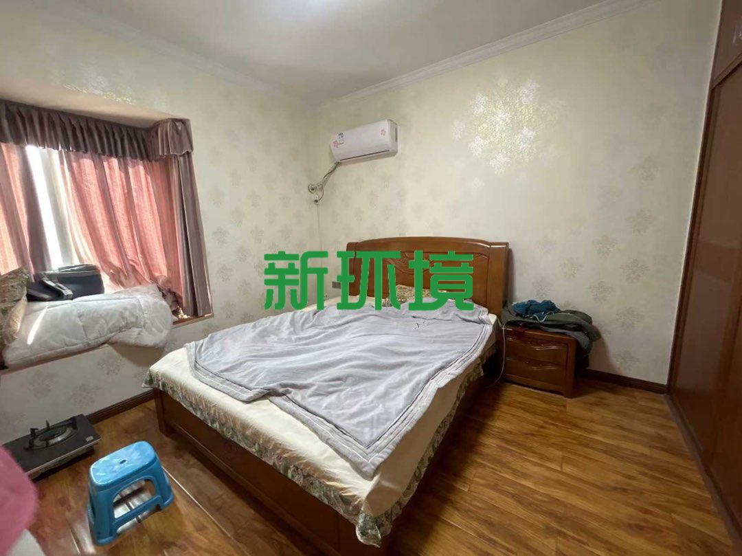 阳光水岸  4室2厅2卫   81.80万客厅