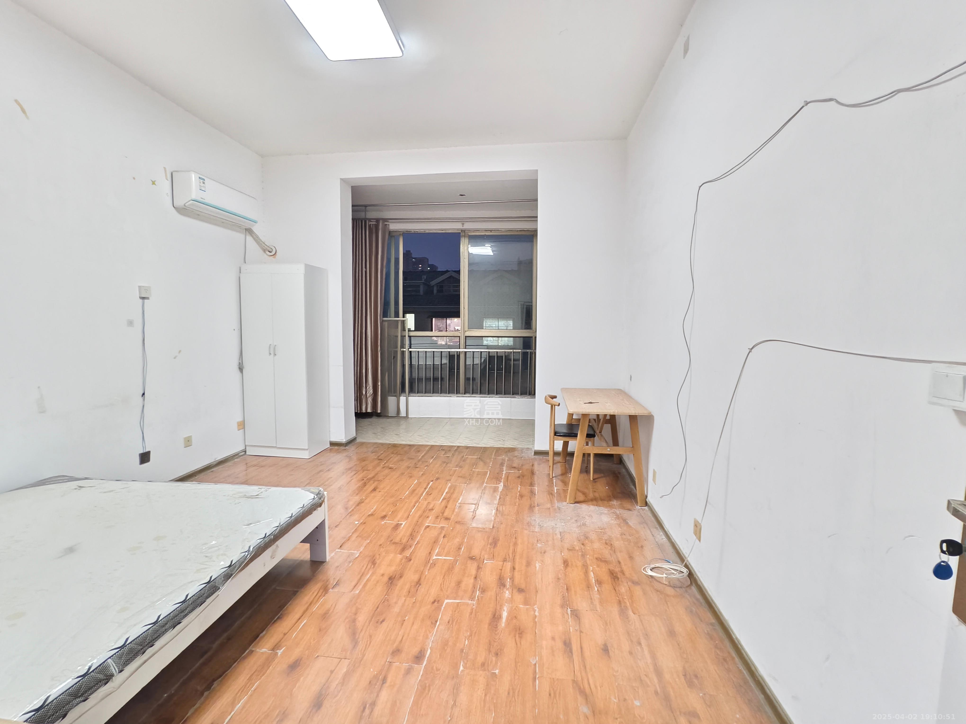 麓谷沐春园 4室2厅1卫 2200.0元/月 麓谷沐春园 4室2厅1卫 2200.0元/月室内图