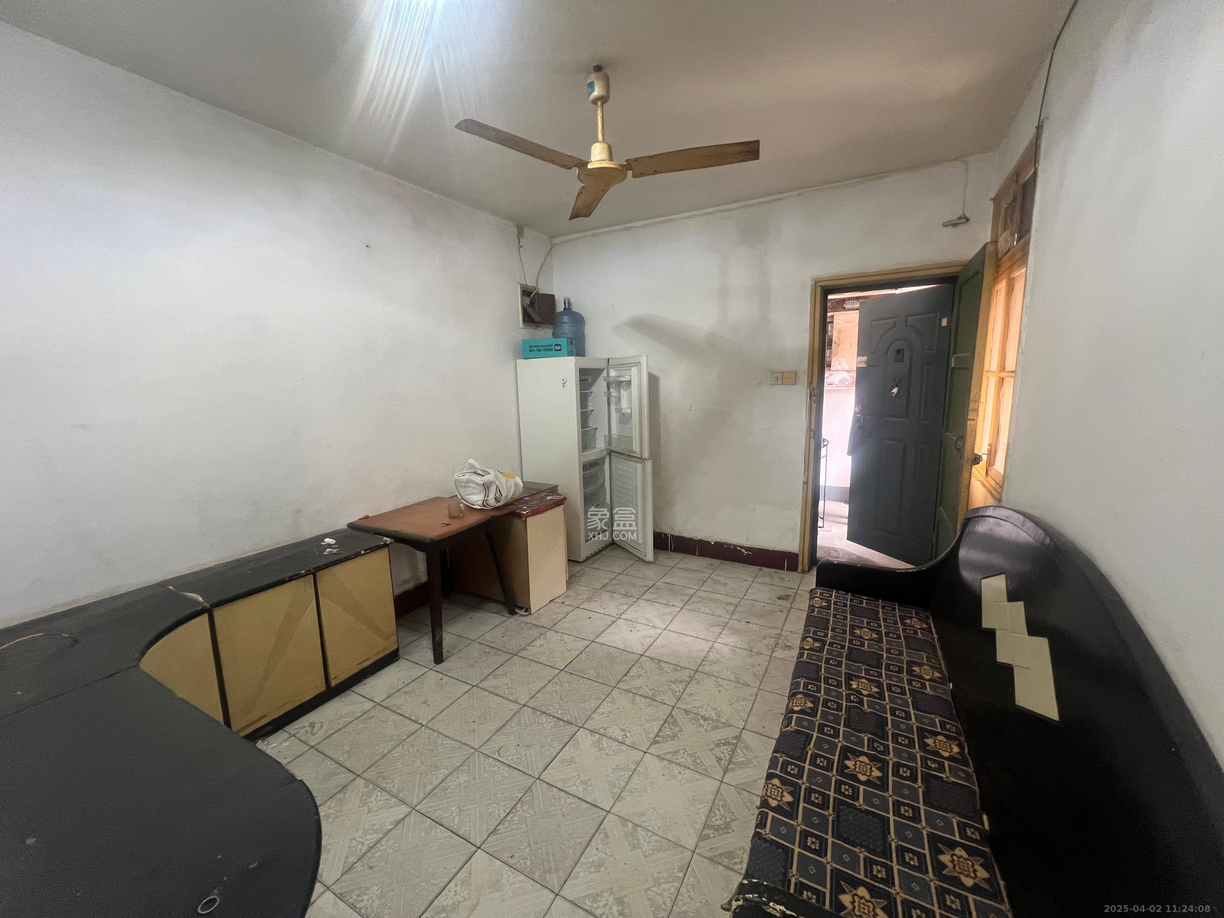 向东南社区 1室1厅1卫 1200.0元/月 向东南社区 1室1厅1卫 1200.0元/月室内图