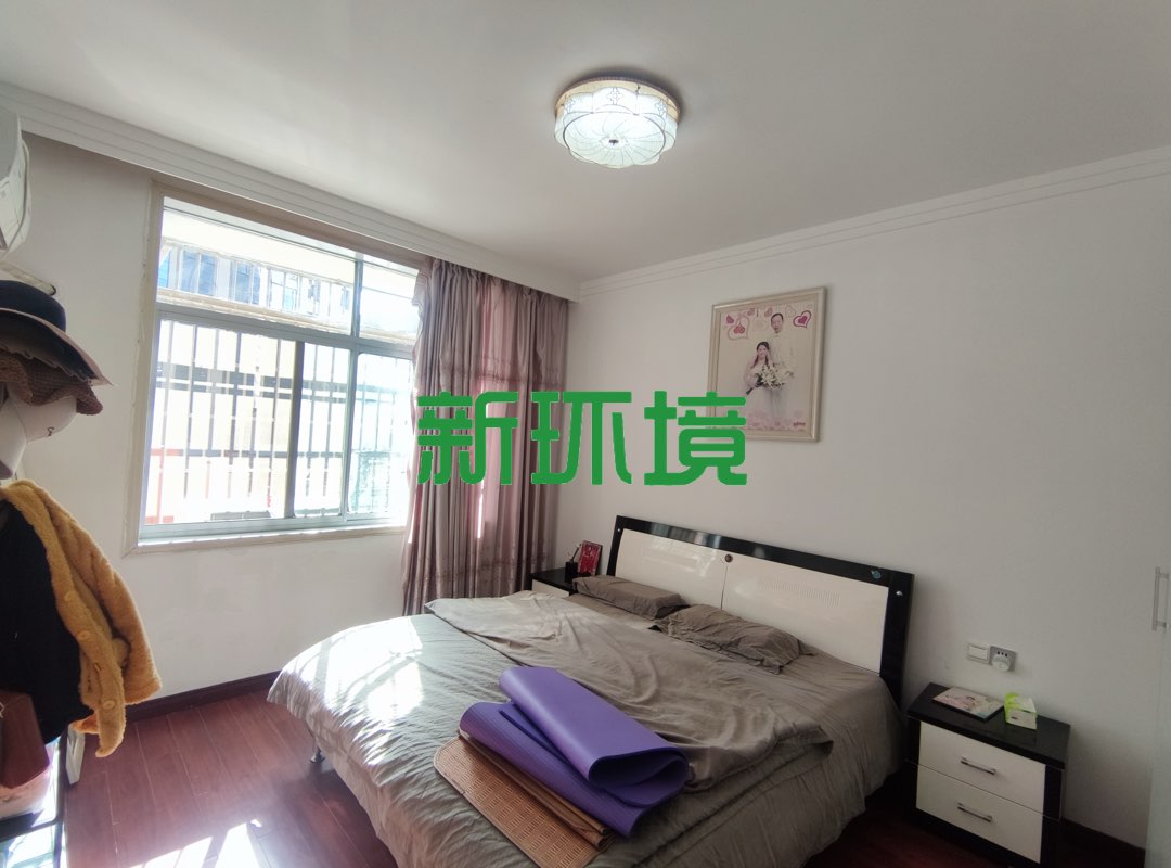 市委四号院  3室2厅2卫   68.00万客厅