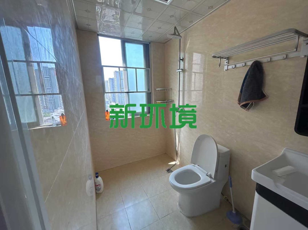 阳光水岸  4室2厅2卫   81.80万客厅