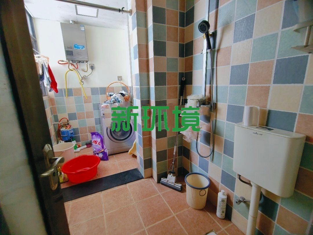 逸臣中央  1室2厅2卫   77.00万客厅