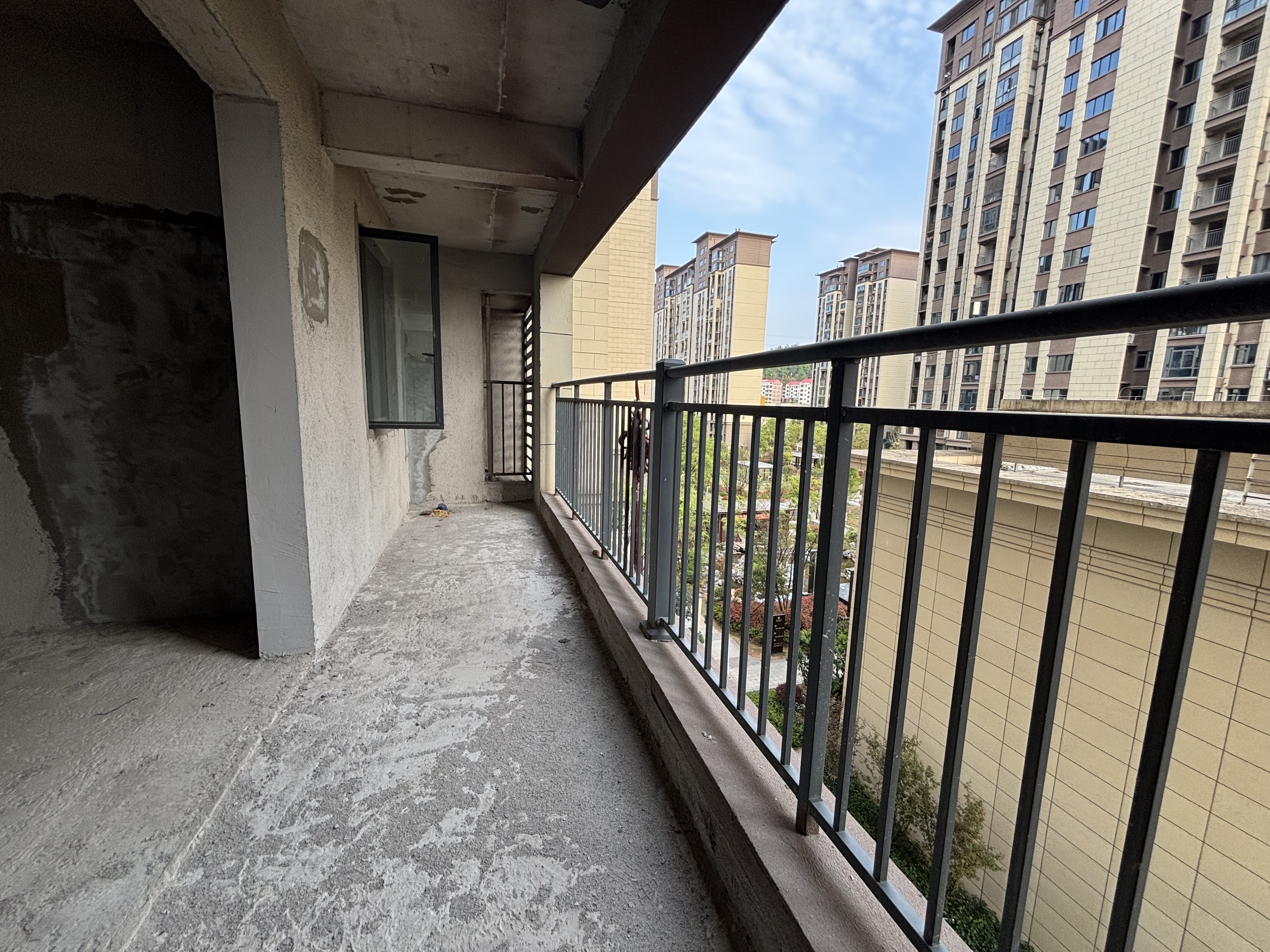 大汉龙城  4室2厅2卫    76.0万 大汉龙城  4室2厅2卫    76.0万客厅