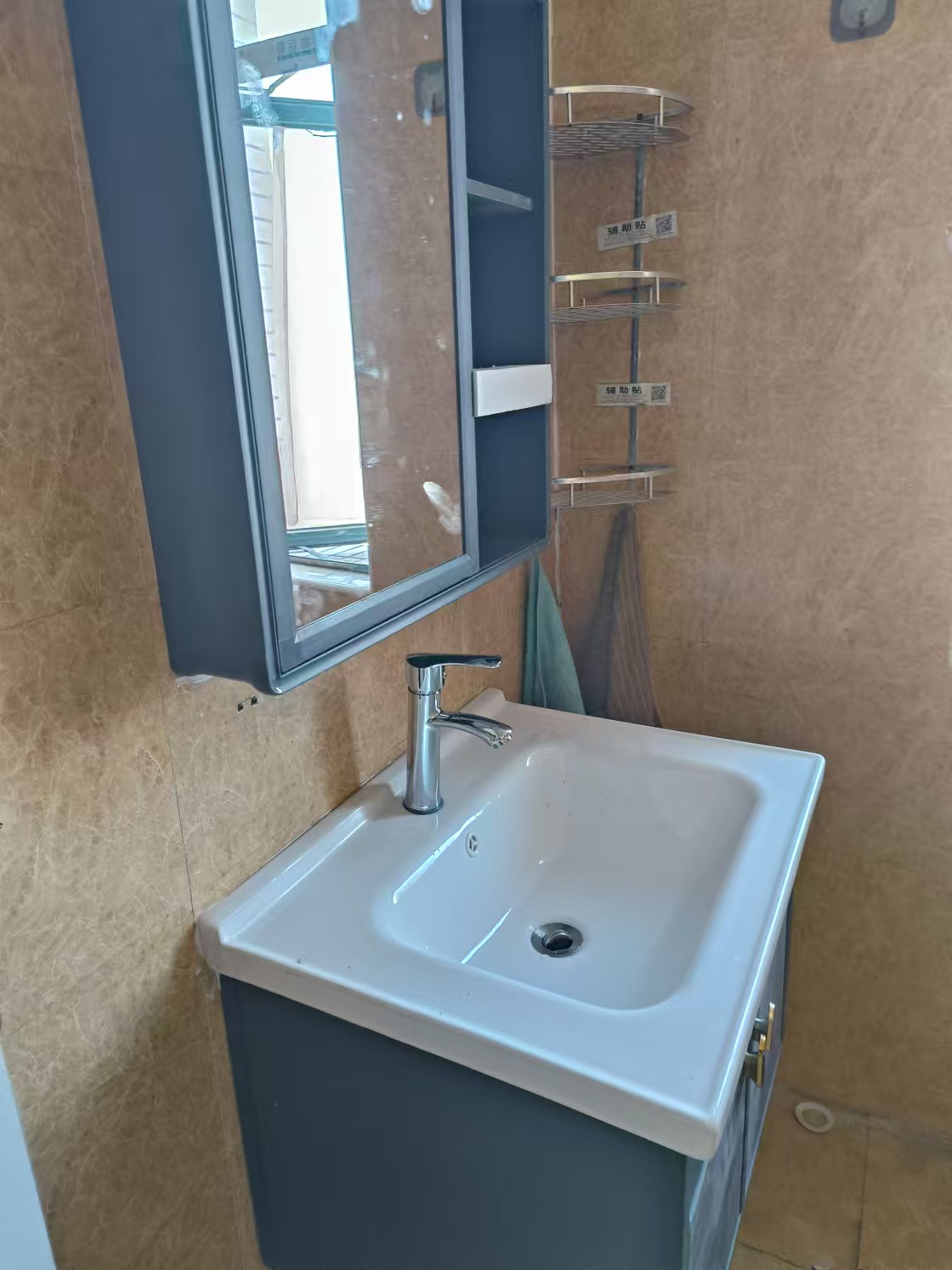 长和广场 1室2厅2卫 2100.0元/月 长和广场 1室2厅2卫 2100.0元/月室内图