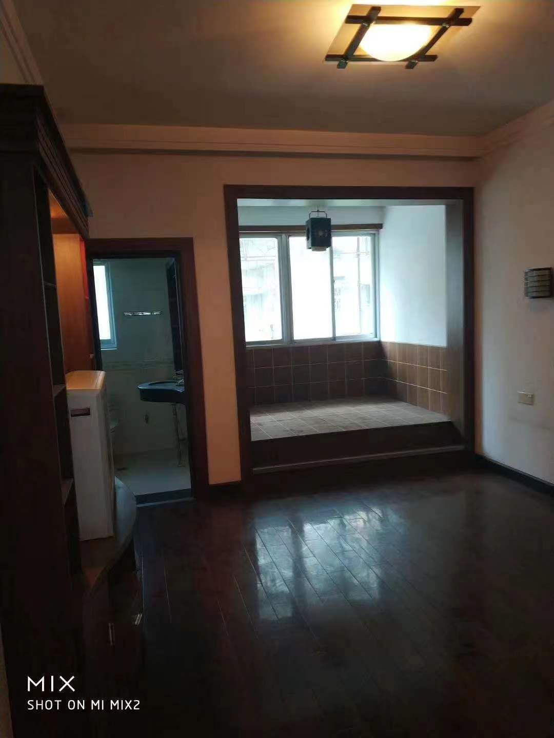 交警支队直属一大队家属楼 3室2厅2卫 50.0万 交警支队直属一大队家属楼 3室2厅2卫 50.0万客厅