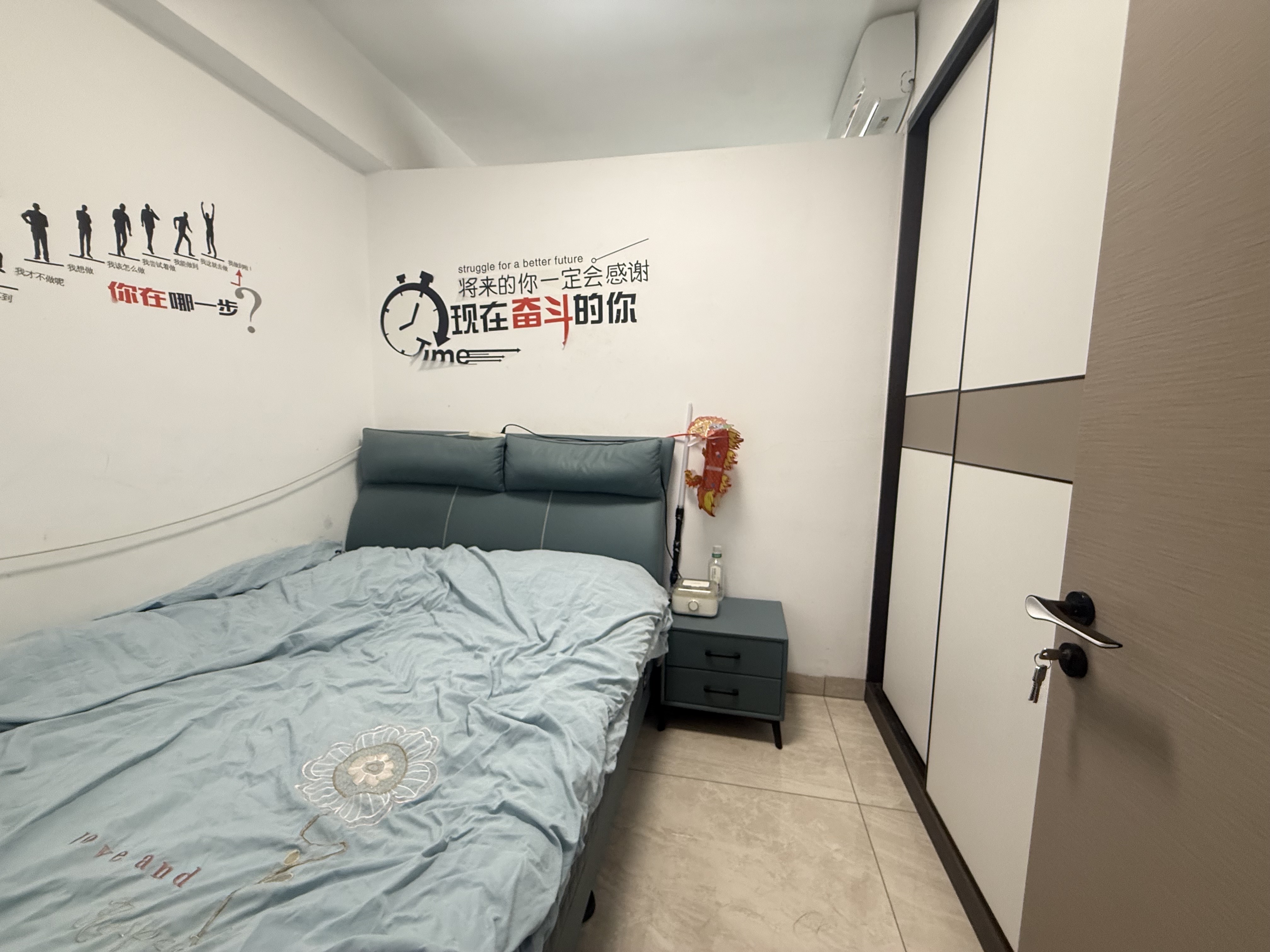 江畔佳苑  4室2厅2卫   69.80万客厅