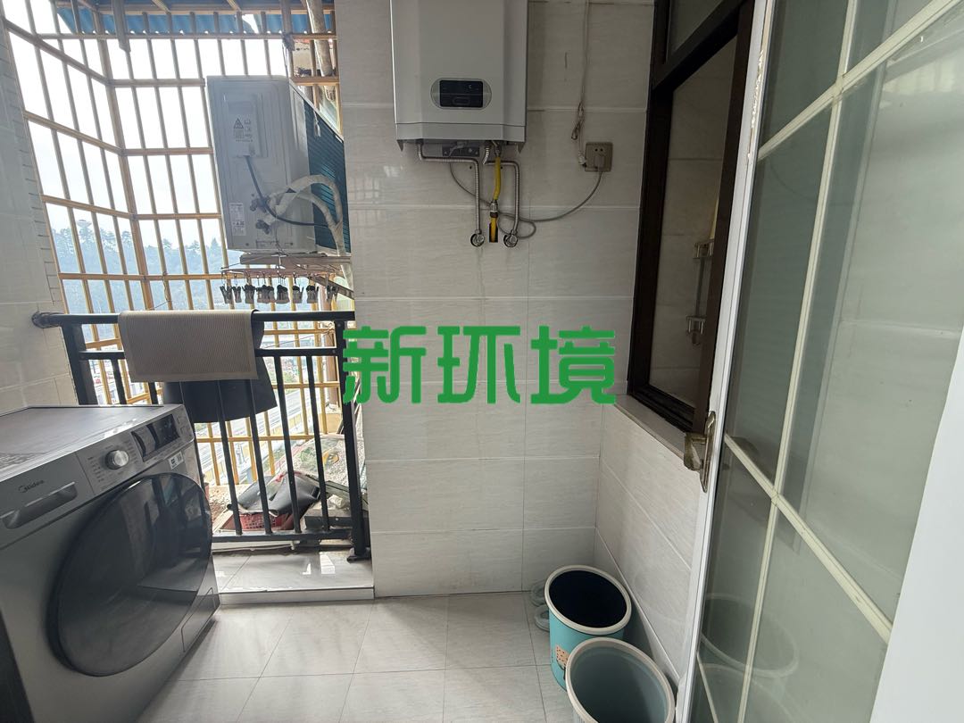 南岸晶都  3室2厅2卫   72.80万客厅