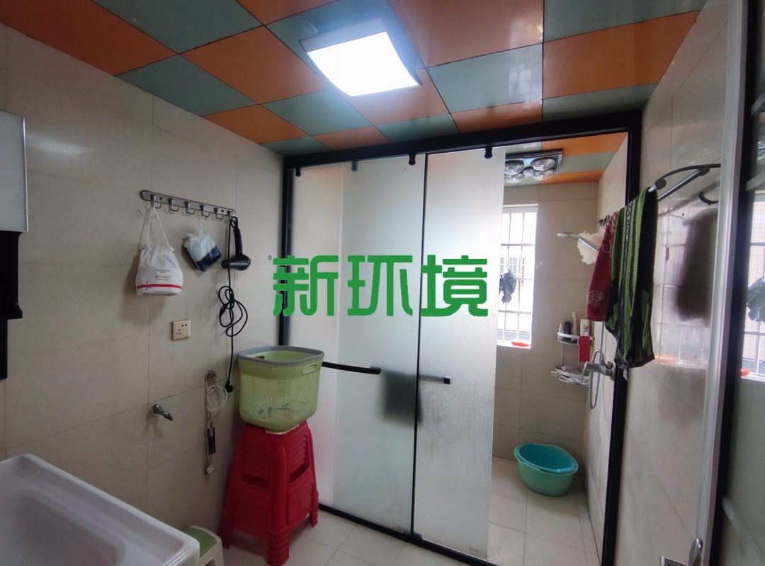 市委四号院  3室2厅2卫   68.00万客厅