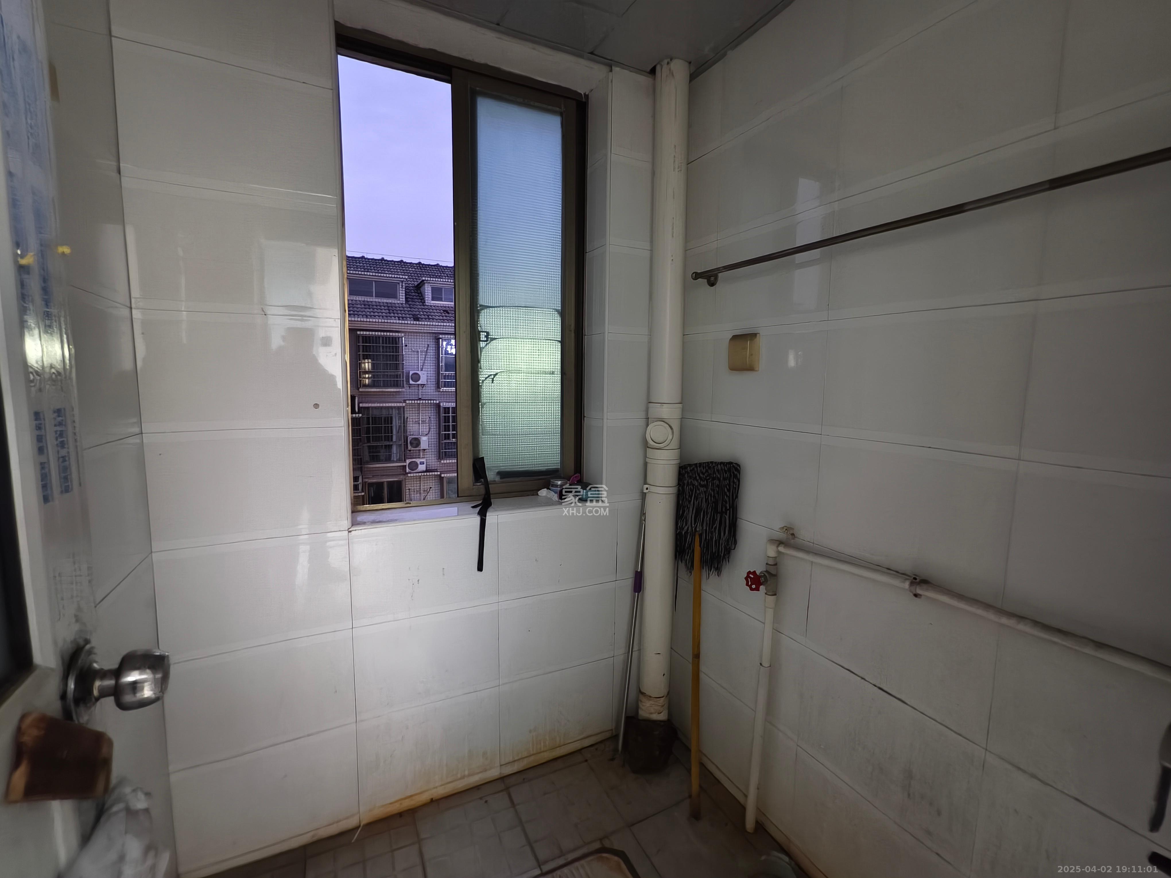 麓谷沐春园 4室2厅1卫 2200.0元/月 麓谷沐春园 4室2厅1卫 2200.0元/月室内图