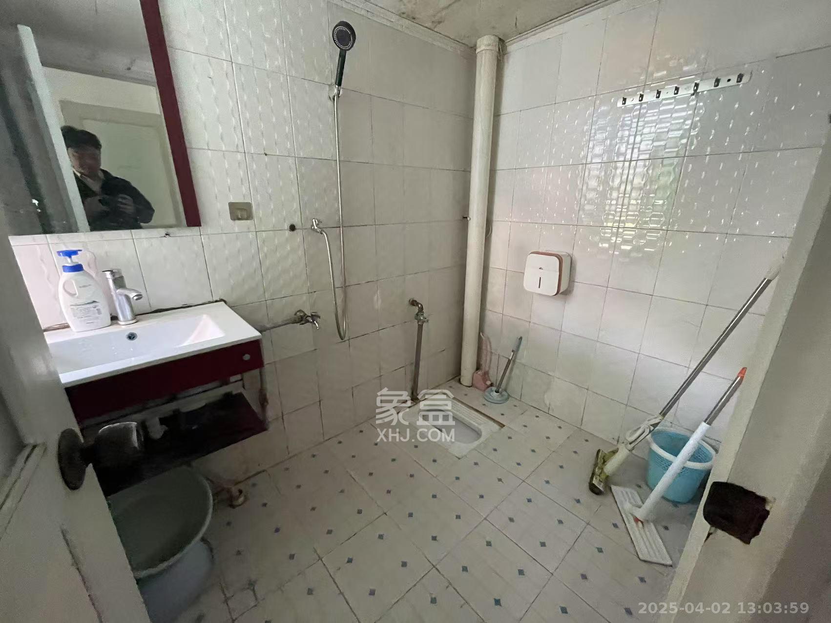 八方公司宿舍(师家老屋)  3室2厅1卫    2300.0元/月 八方公司宿舍(师家老屋)  3室2厅1卫    2300.0元/月室内图