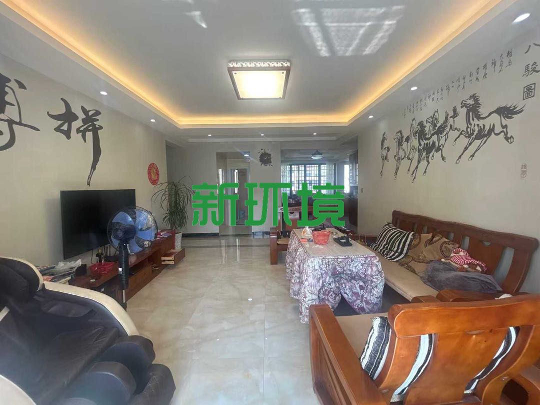 阳光水岸  4室2厅2卫   81.80万客厅