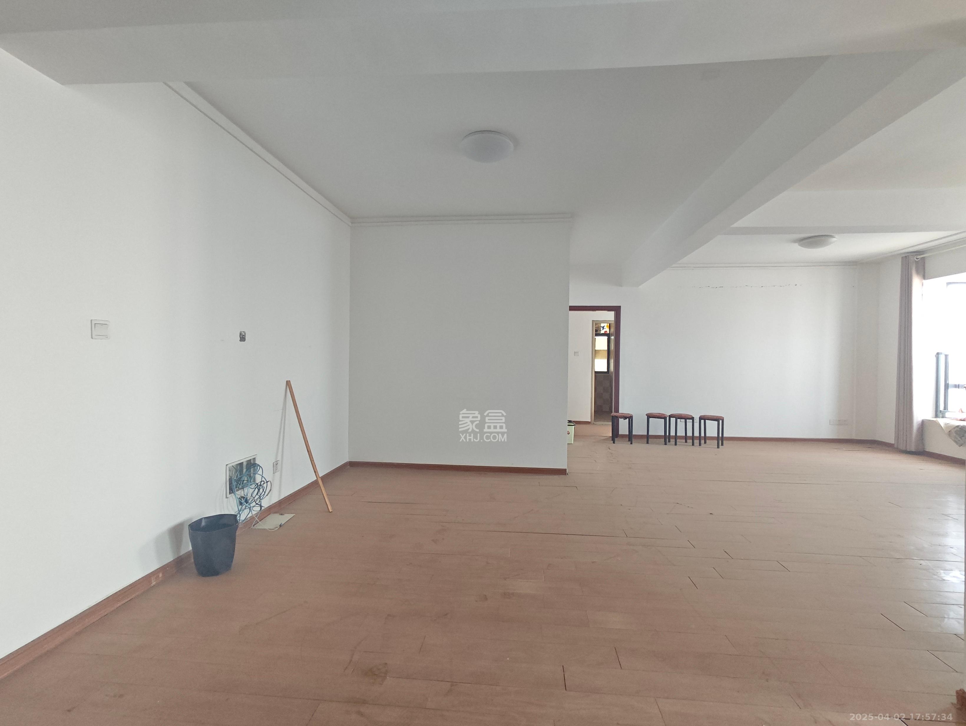 财富港湾(绿领大厦) 3室2厅2卫 2200.0元/月 财富港湾(绿领大厦) 3室2厅2卫 2200.0元/月室内图