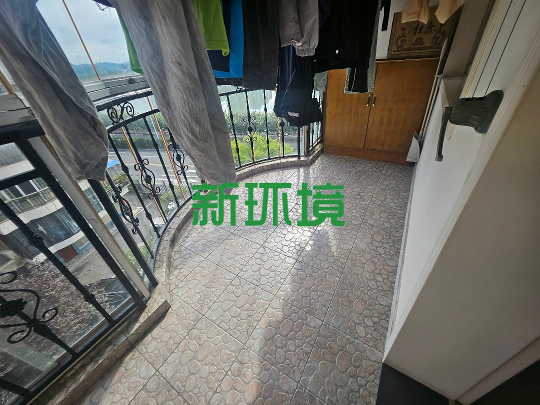 通达花园  4室2厅2卫   75.80万客厅