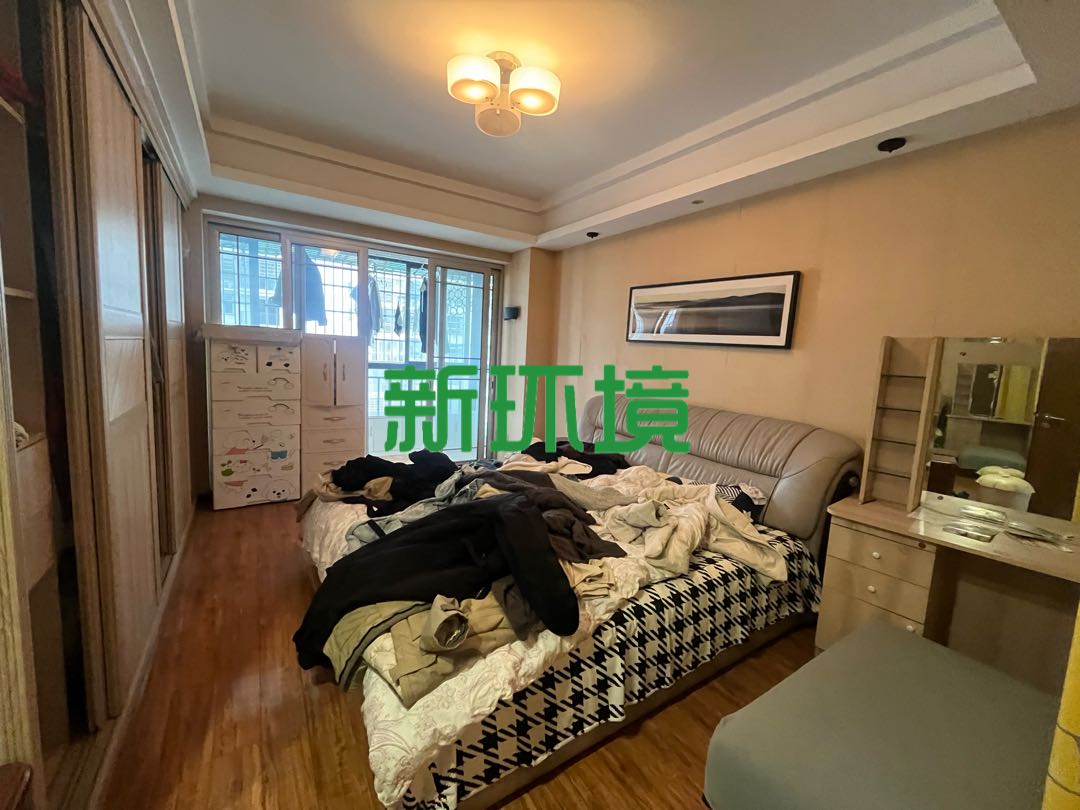 德皇新城  4室2厅2卫   88.00万客厅