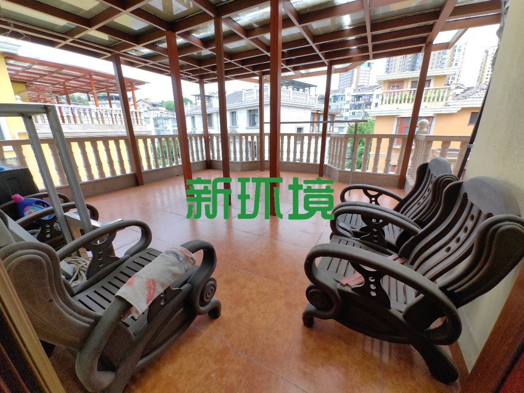 华都山庄  6室2厅2卫   320.00万客厅