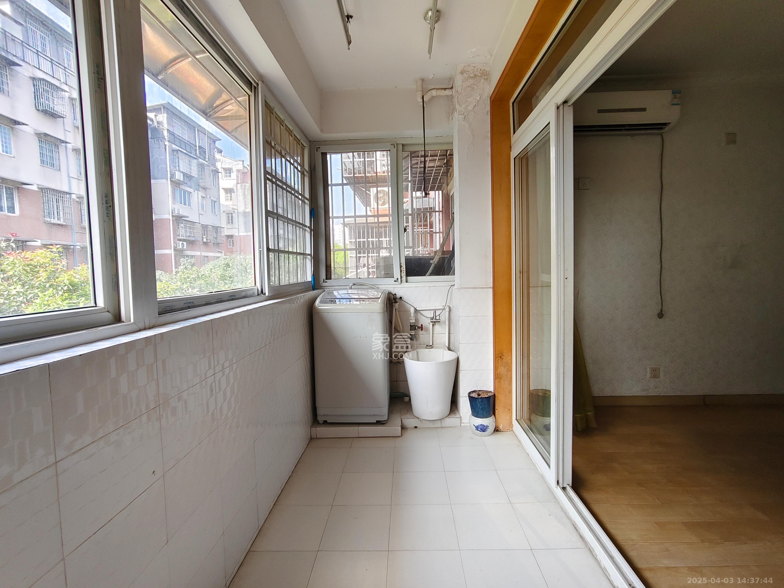 新桥小区  3室2厅1卫   1900.00元/月室内图