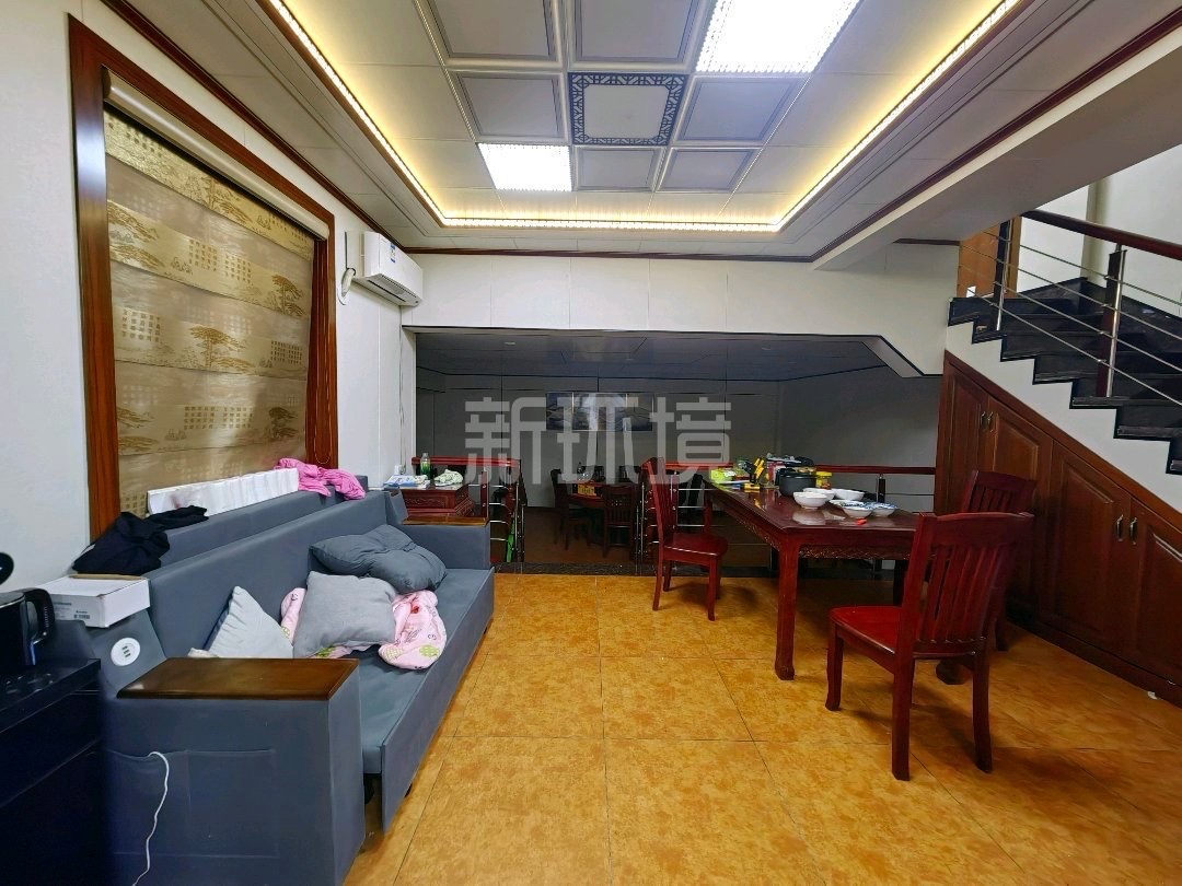 半山丽墅  7室2厅2卫   300.00万客厅