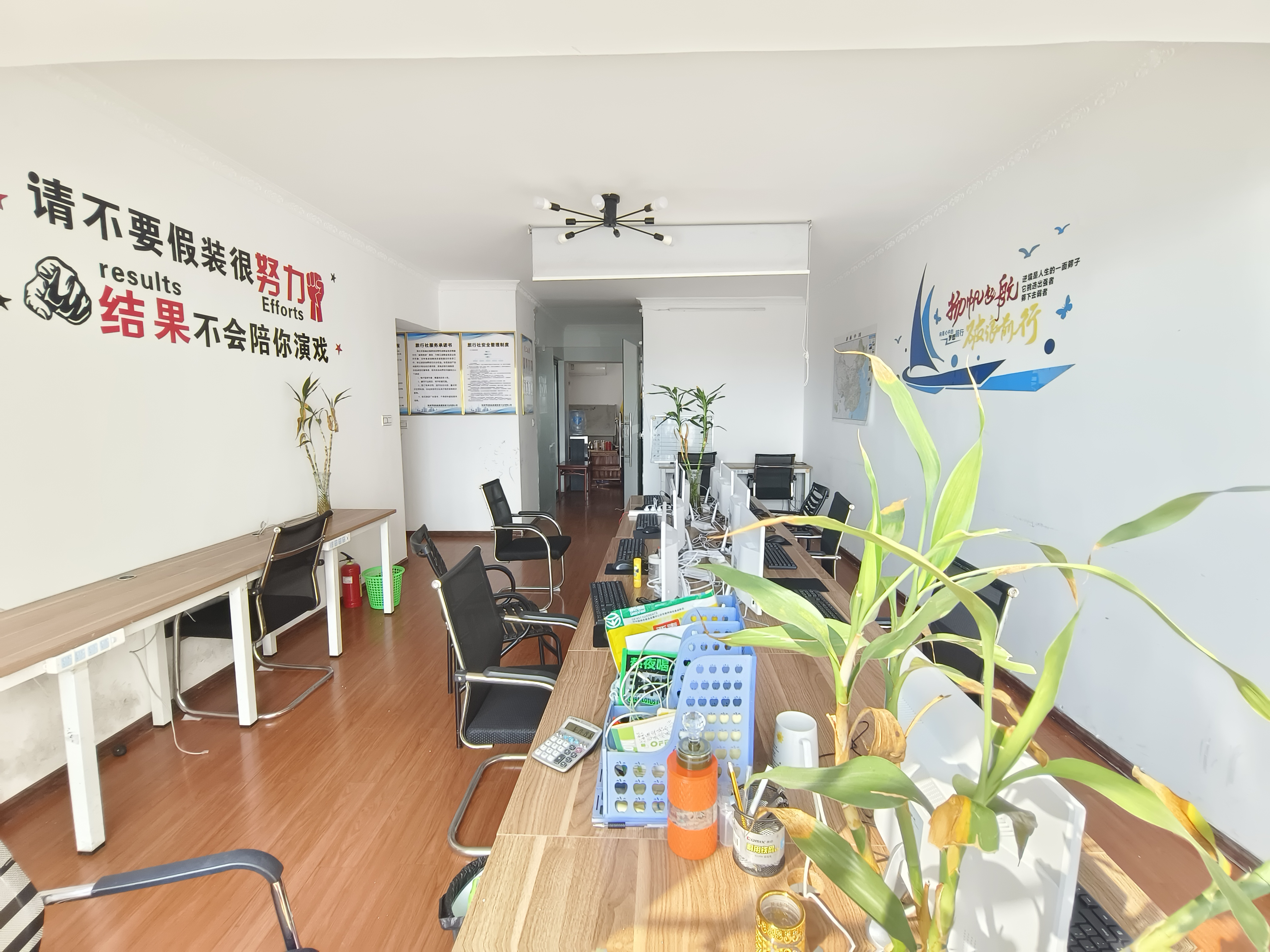 逸臣广场  4室2厅2卫   2600.00元/月室内图
