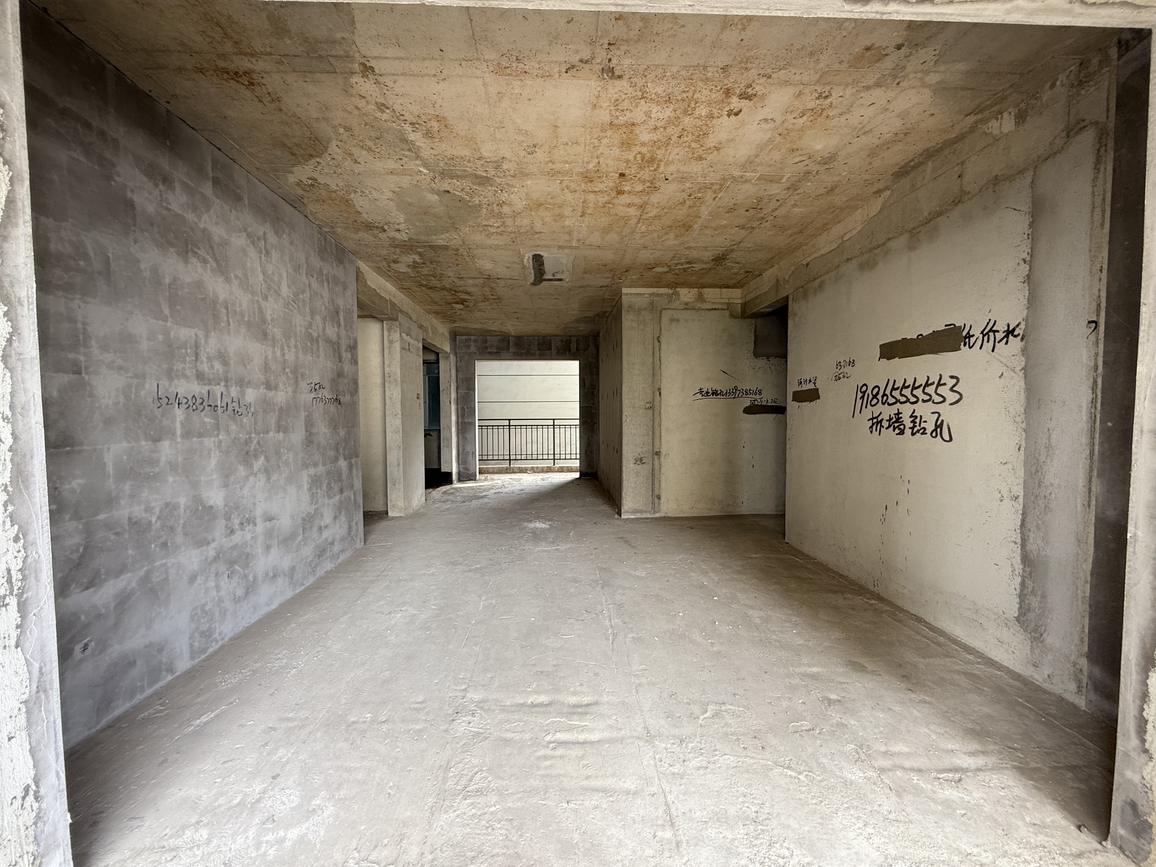 青春里 4室2厅2卫 129.8万 青春里 4室2厅2卫 129.8万客厅