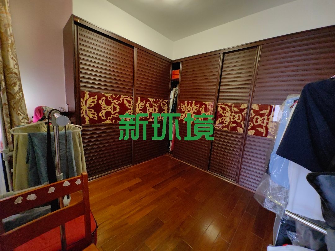 华都山庄  6室2厅2卫   320.00万客厅