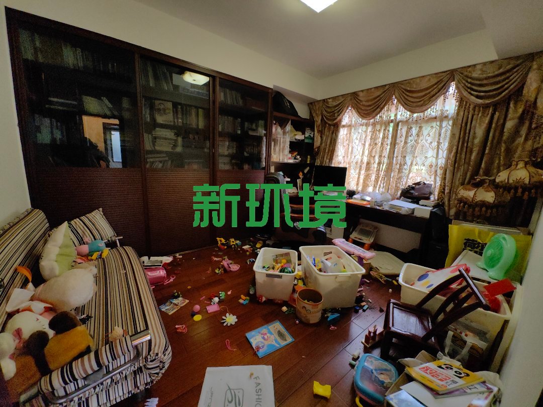 华都山庄  6室2厅2卫   320.00万客厅