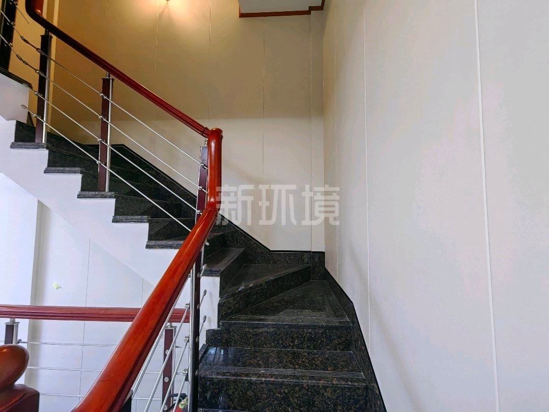 半山丽墅  7室2厅2卫   300.00万客厅