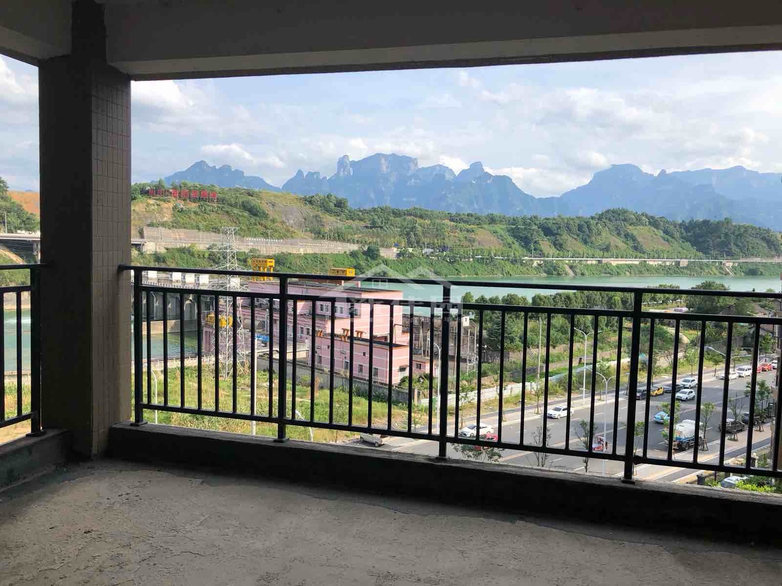 鑫成君泰  4室2厅2卫   148.00万客厅
