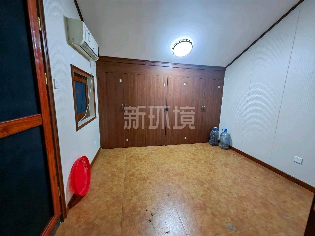 半山丽墅  7室2厅2卫   300.00万客厅
