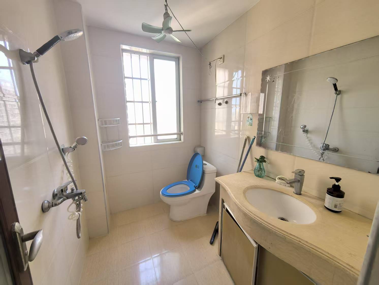 水岸阳光B小区  4室2厅2卫    2600.0元/月 水岸阳光B小区  4室2厅2卫    2600.0元/月室内图