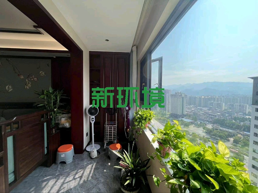 东岳新外滩  4室2厅2卫   138.00万客厅