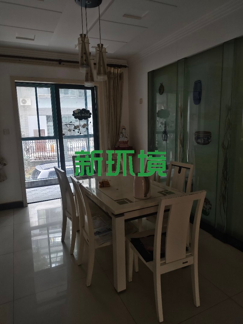 鼎泰逸景园  1室0厅0卫   135.00万客厅