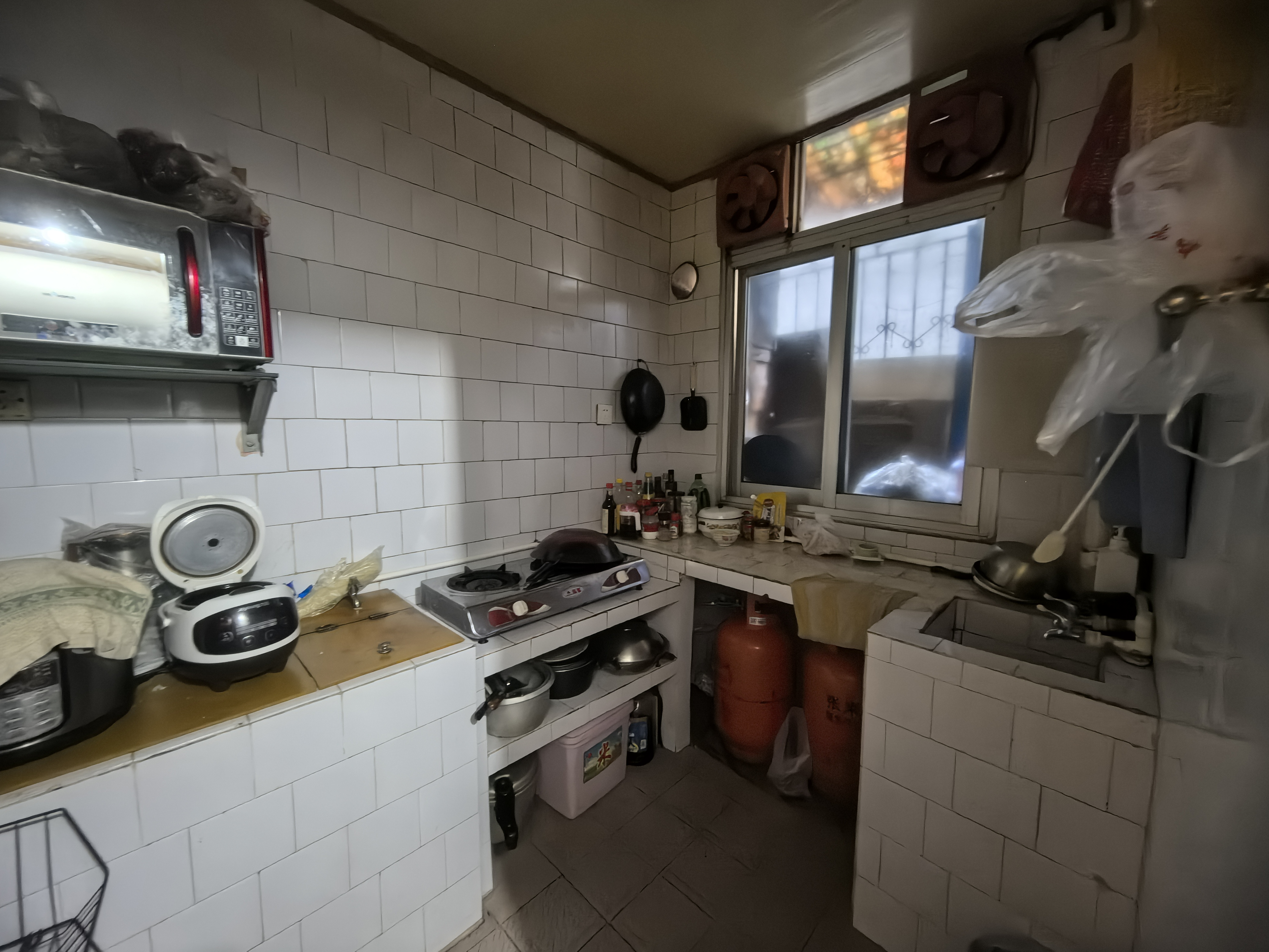 后溶街房改办宿舍  3室2厅1卫    32.8万 后溶街房改办宿舍  3室2厅1卫    32.8万客厅